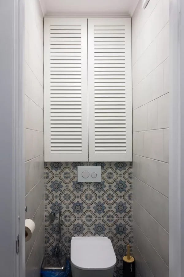 Шкаф в туалет с дверями жалюзи