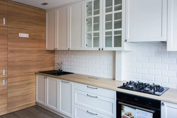 Белая кухня с рамочными фасадами