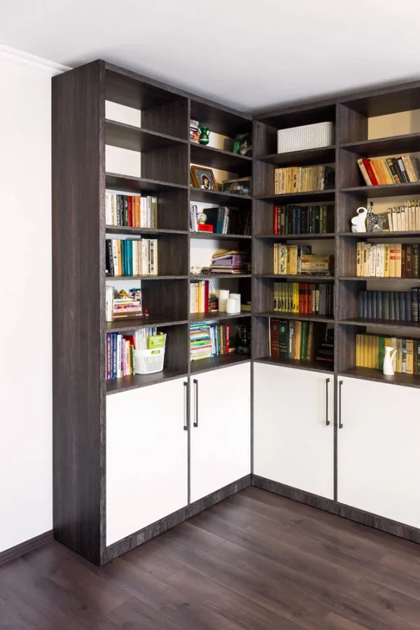 Книжный шкаф в гостиной до потолка