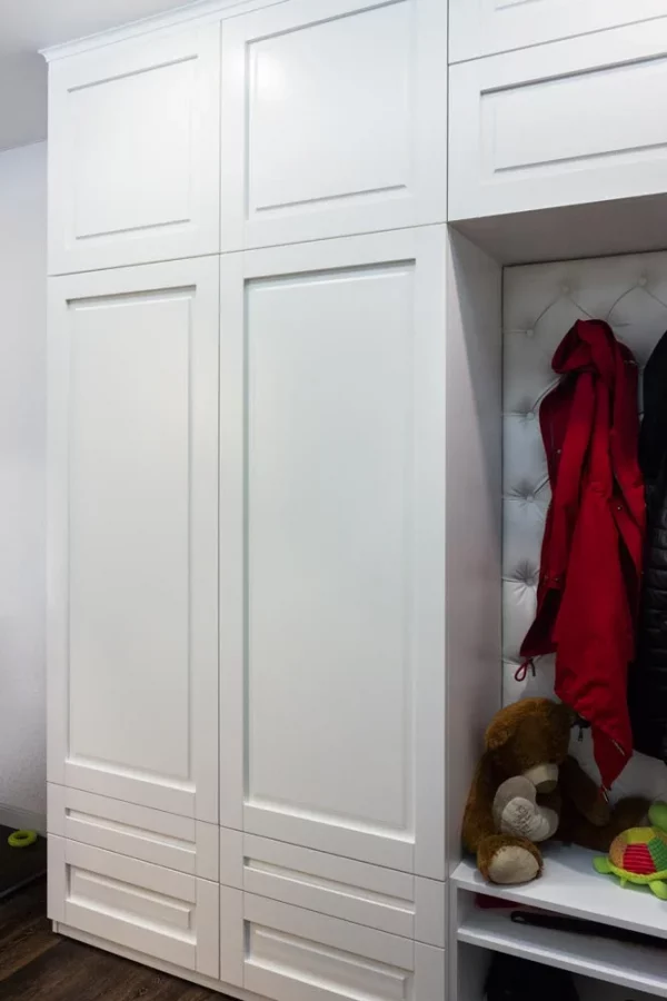 Белый шкаф в прихожую с открытой вешалкой