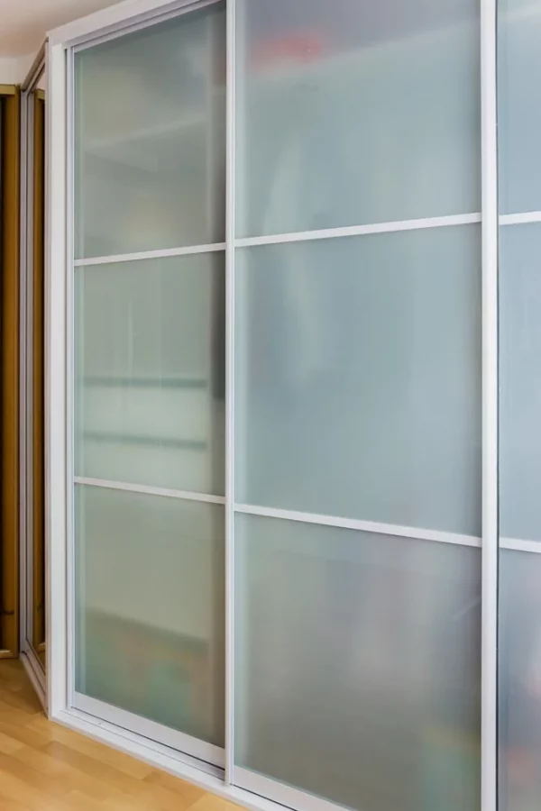Шкаф с полупрозрачным стеклом Лакомат