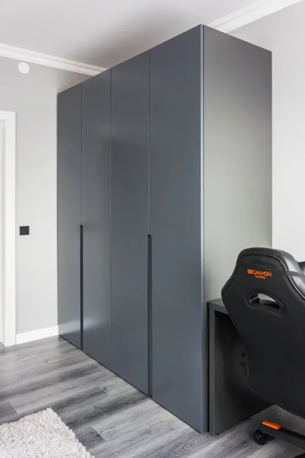 Серый распашной шкаф